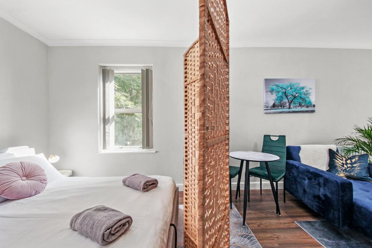 Stunning Studio Flat With Free On-Street Parking! พลัมสเตด ภายนอก รูปภาพ