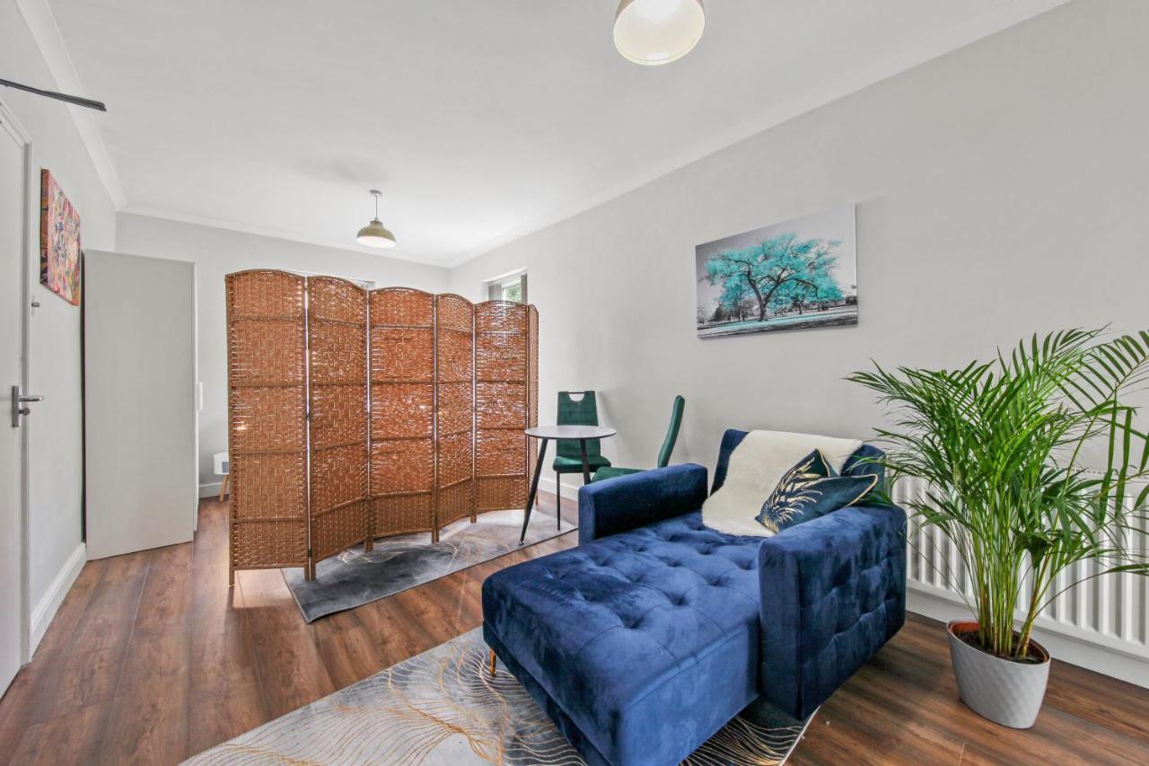 Stunning Studio Flat With Free On-Street Parking! พลัมสเตด ภายนอก รูปภาพ