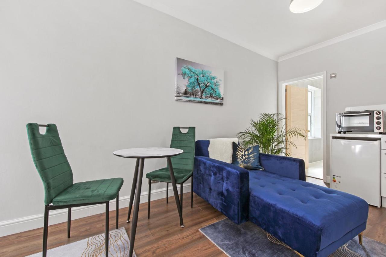 Stunning Studio Flat With Free On-Street Parking! พลัมสเตด ภายนอก รูปภาพ
