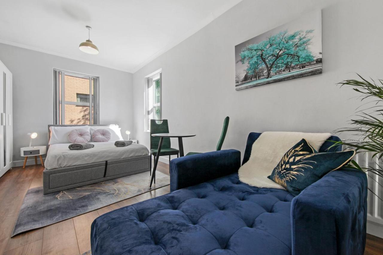 Stunning Studio Flat With Free On-Street Parking! พลัมสเตด ภายนอก รูปภาพ