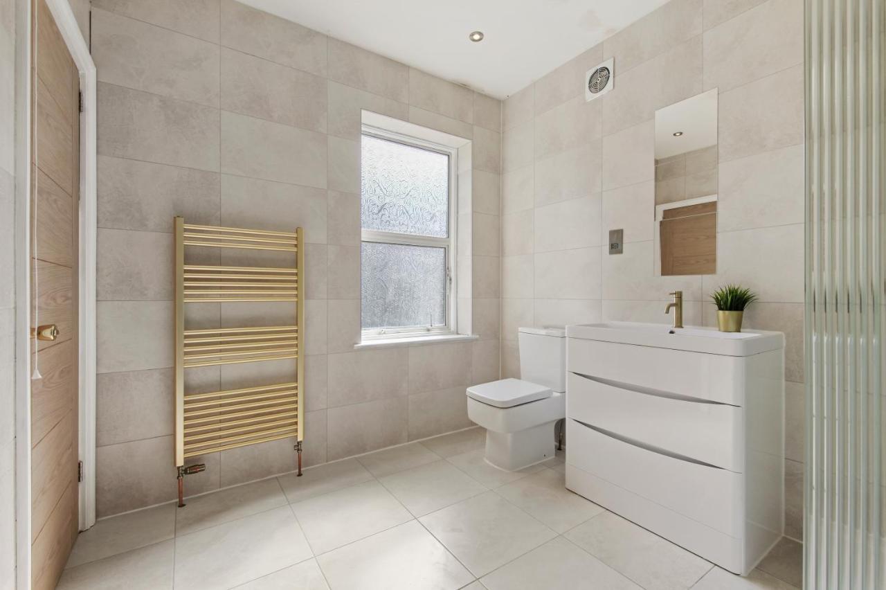 Stunning Studio Flat With Free On-Street Parking! พลัมสเตด ภายนอก รูปภาพ