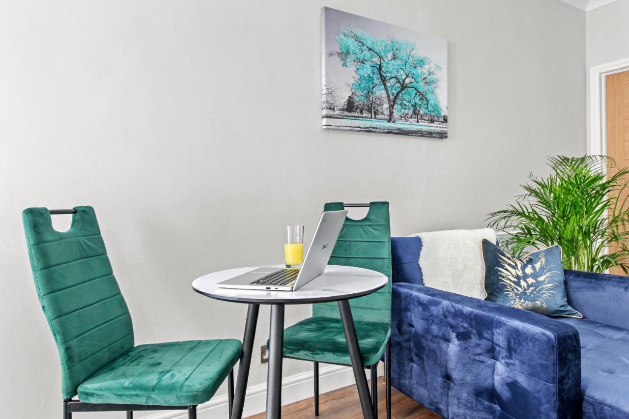 Stunning Studio Flat With Free On-Street Parking! พลัมสเตด ภายนอก รูปภาพ