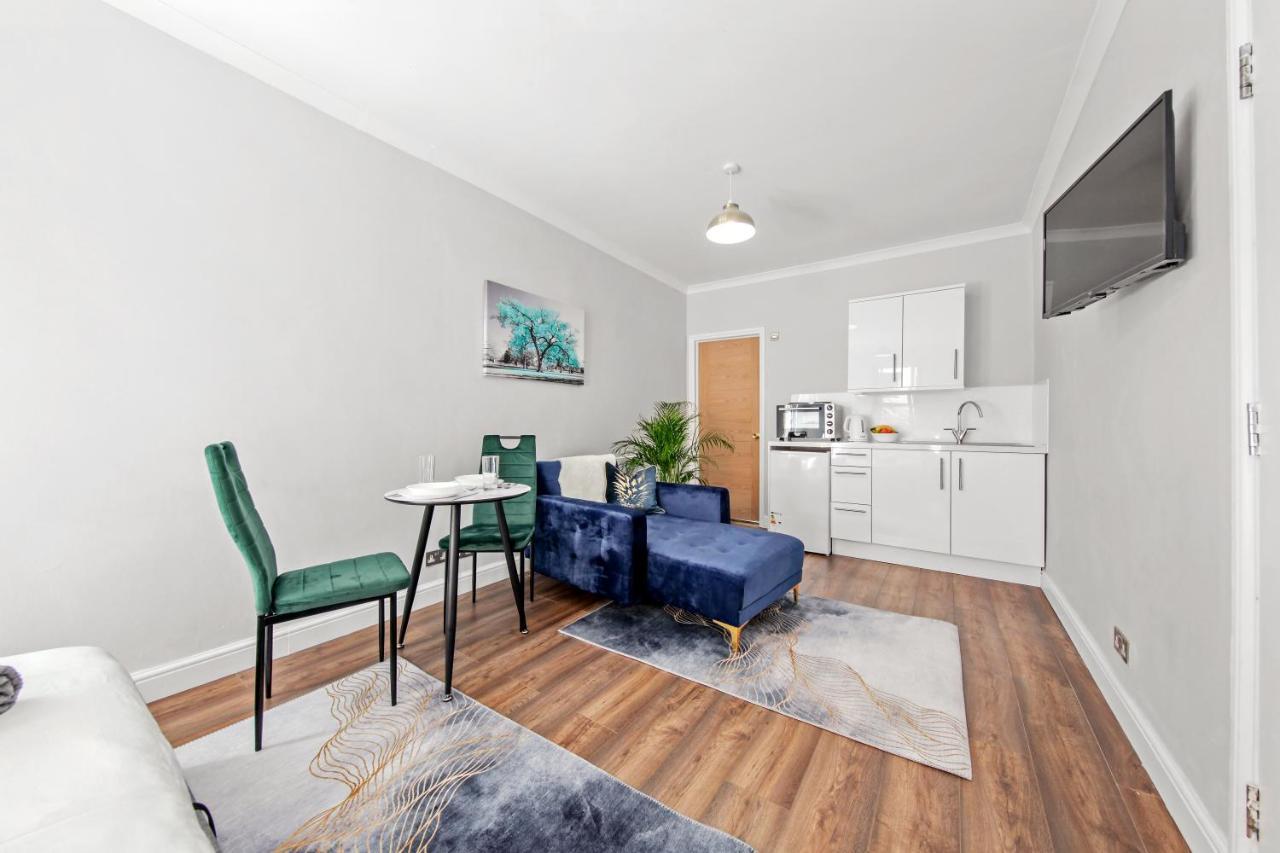 Stunning Studio Flat With Free On-Street Parking! พลัมสเตด ภายนอก รูปภาพ