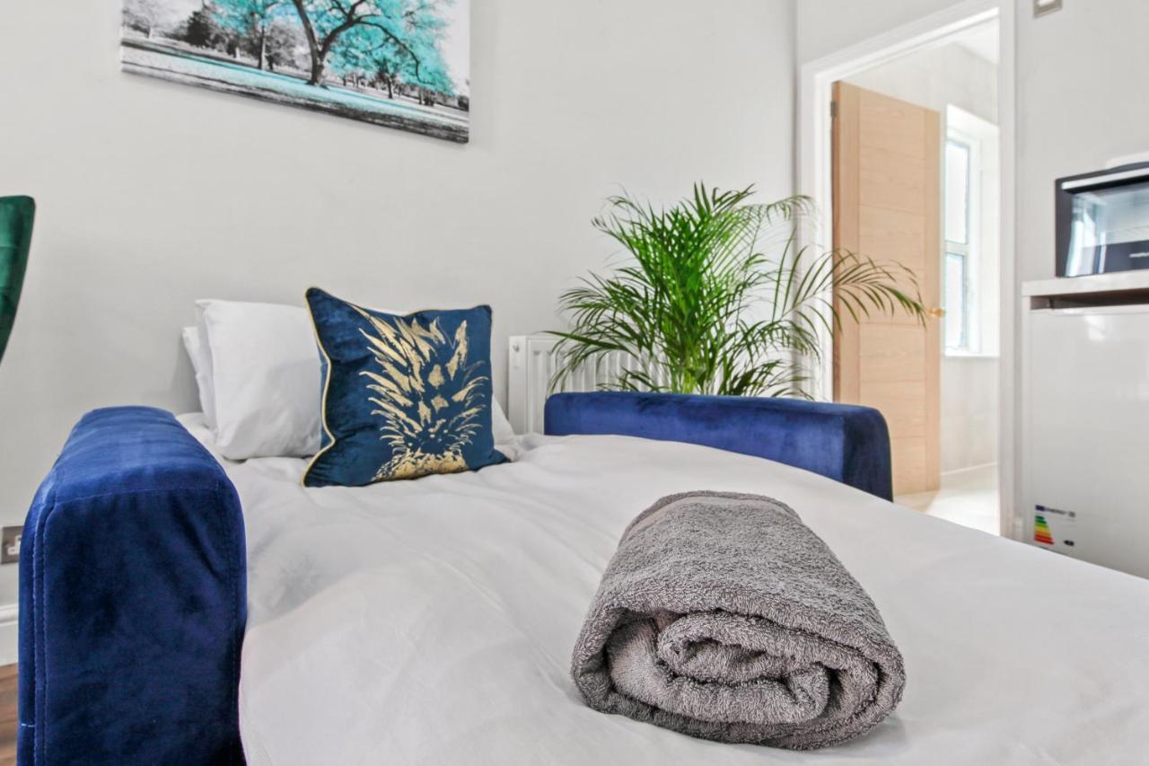 Stunning Studio Flat With Free On-Street Parking! พลัมสเตด ภายนอก รูปภาพ